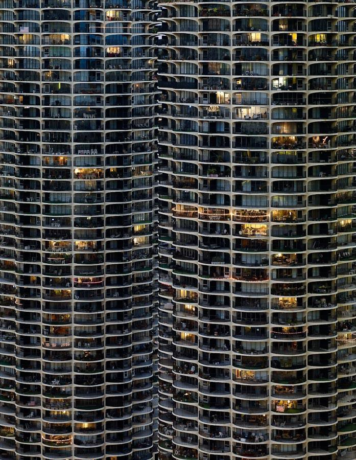 他在非典期间拍香港建筑群,密集空间展现人类生存