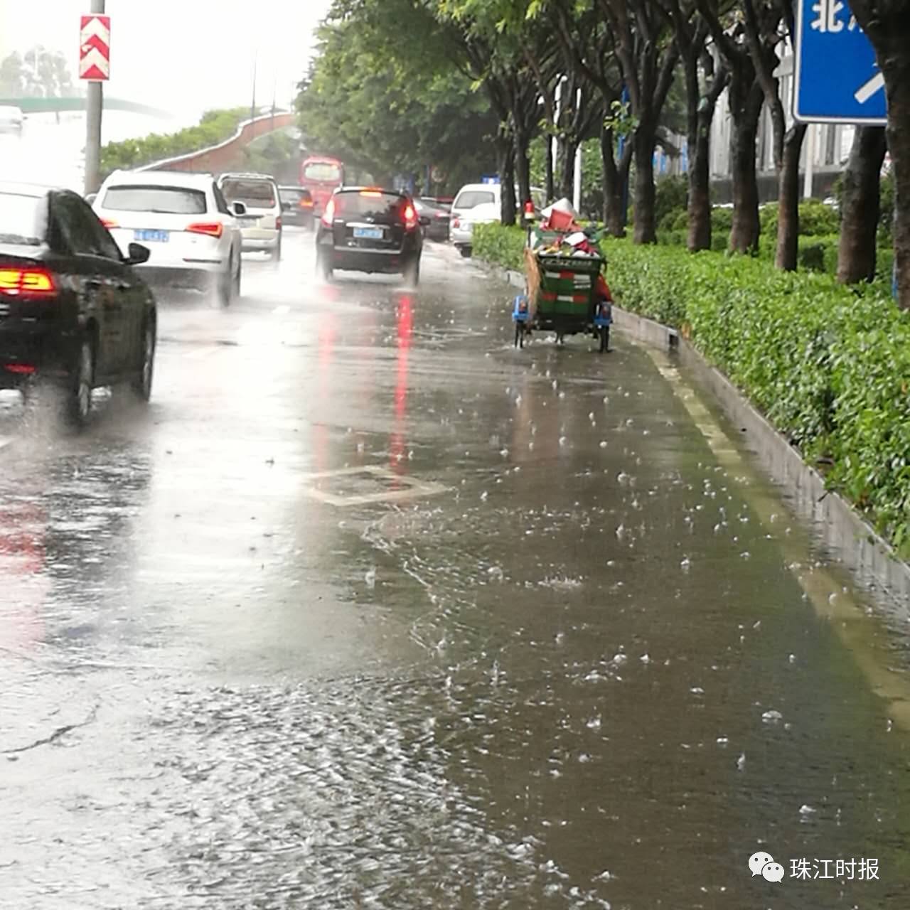 马路成河,大半个朋友圈都在下雨!明天还继续吗?答案在