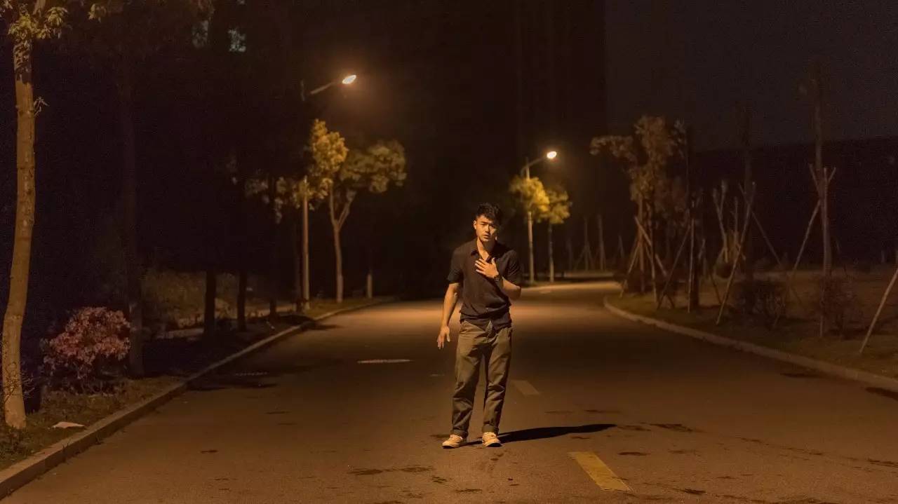 昨晚凌晨三点,一华商男子竟在校道上独唱伤心情歌?