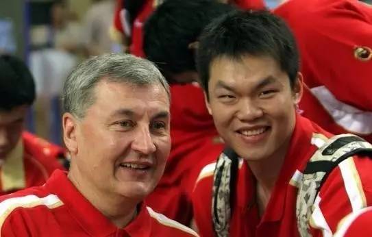 之前朱芳雨担任总经理后就在采访中说到,新任的广东男篮主教练主要