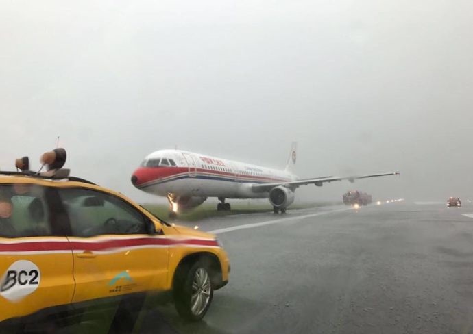 東航客機香港沖出跑道