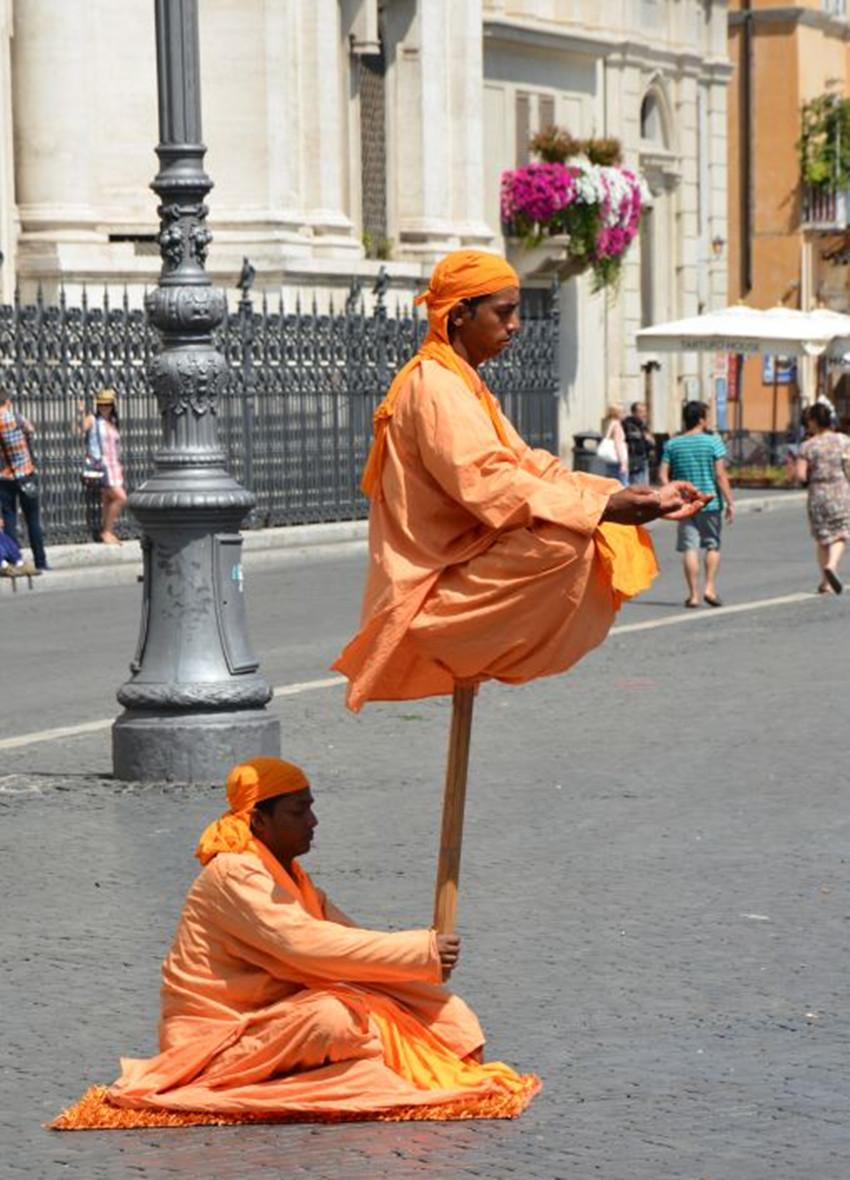 图为梵蒂冈街头的卖艺者,他们利用一些糊弄人的表演来吸引路过的行人.
