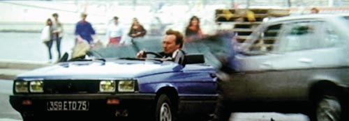 作为罗杰·摩尔最后一部007系列电影,在剧情中邦德驾驶着出租车