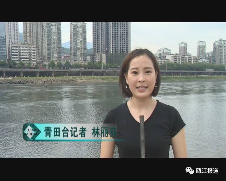 两男子垂钓被困江中好心人驾船江湖救急