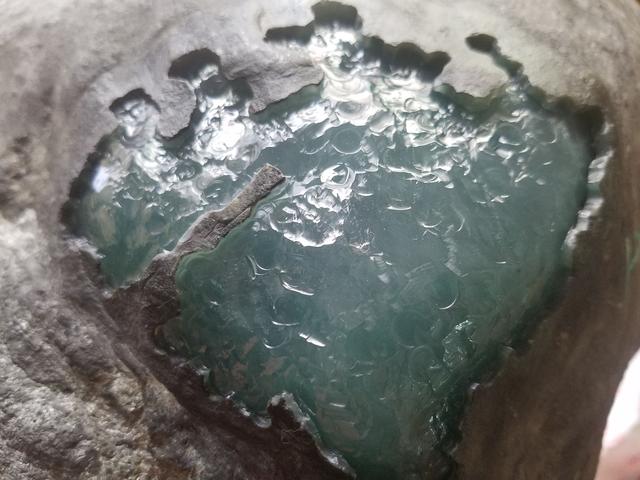 凹凸翡翠原石--莫莫亮场口--高冰种！