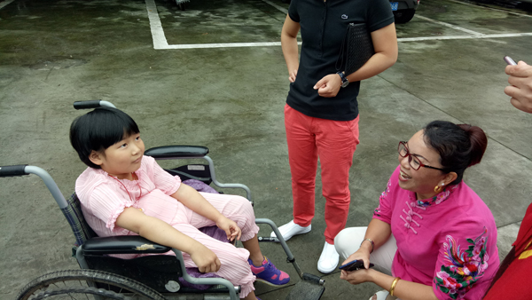 合川之窗:合川志愿者为残疾小女孩捐赠电动轮椅