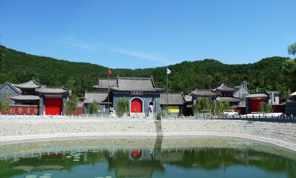 九鼎龙泉寺:九鼎龙泉寺位于开原市东南27公里,座落在马家寨后山,象牙