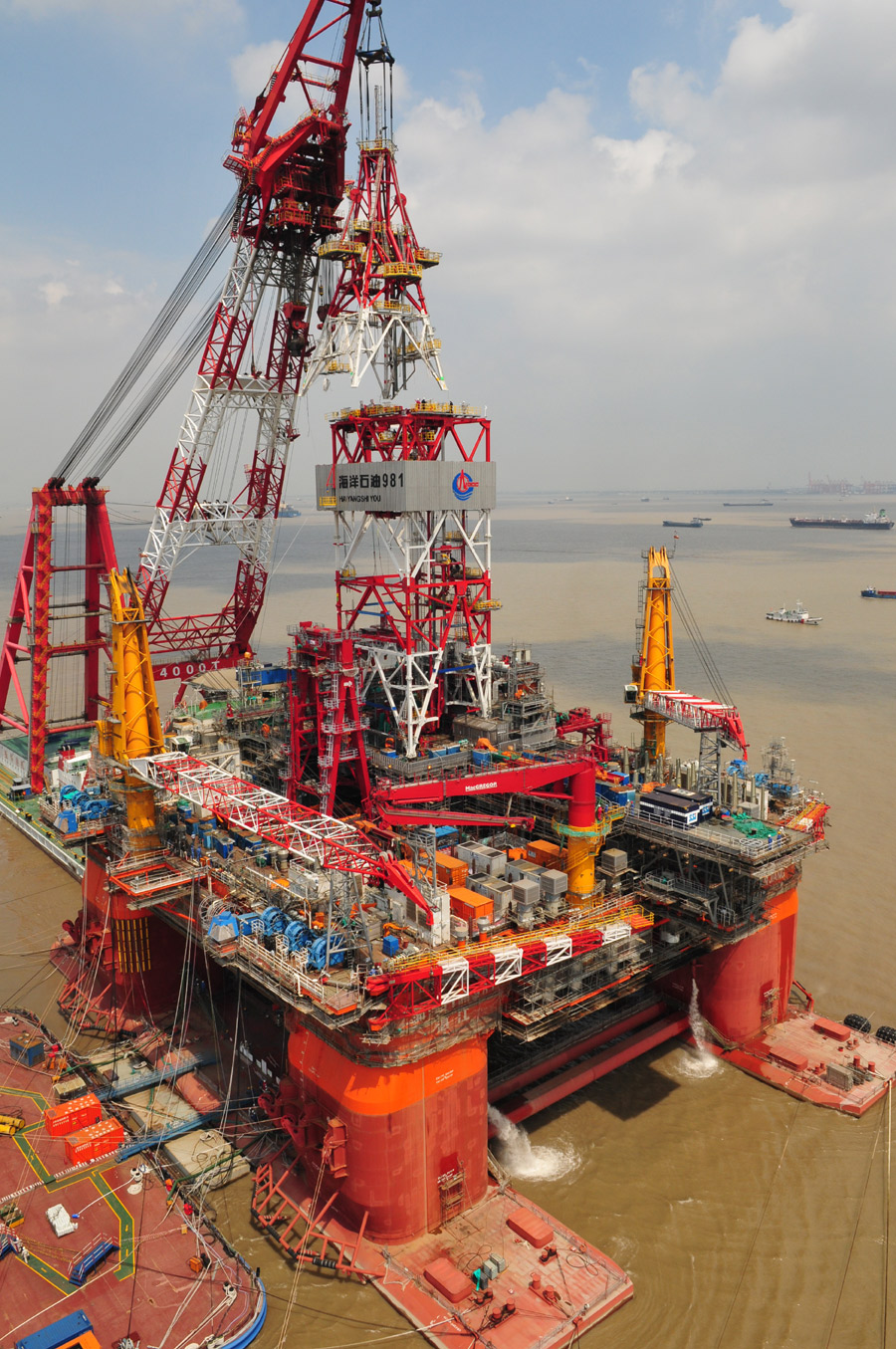 中国石油981钻井船在南海钻探石油 为期3个月