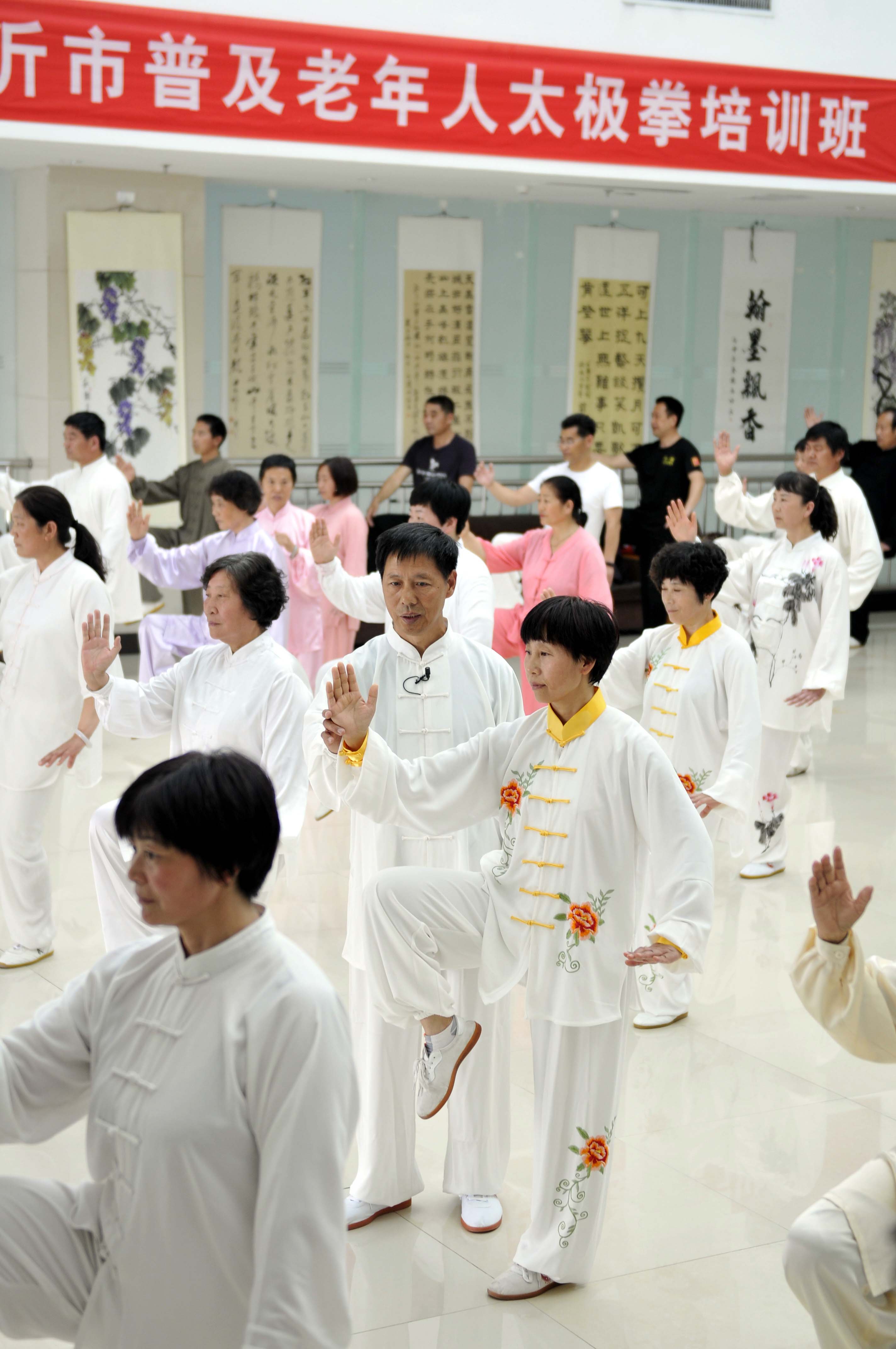 5月24日,老年学员在山东省临沂市郯城县文体中心学习太极拳.