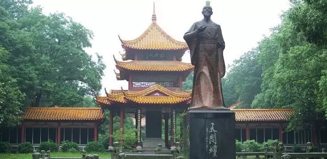 屈原祠坐北朝南,依山面江,景