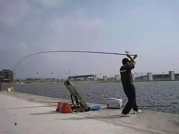 钓鱼:台钓盛行,你可知道其相应的台钓抛竿手法?