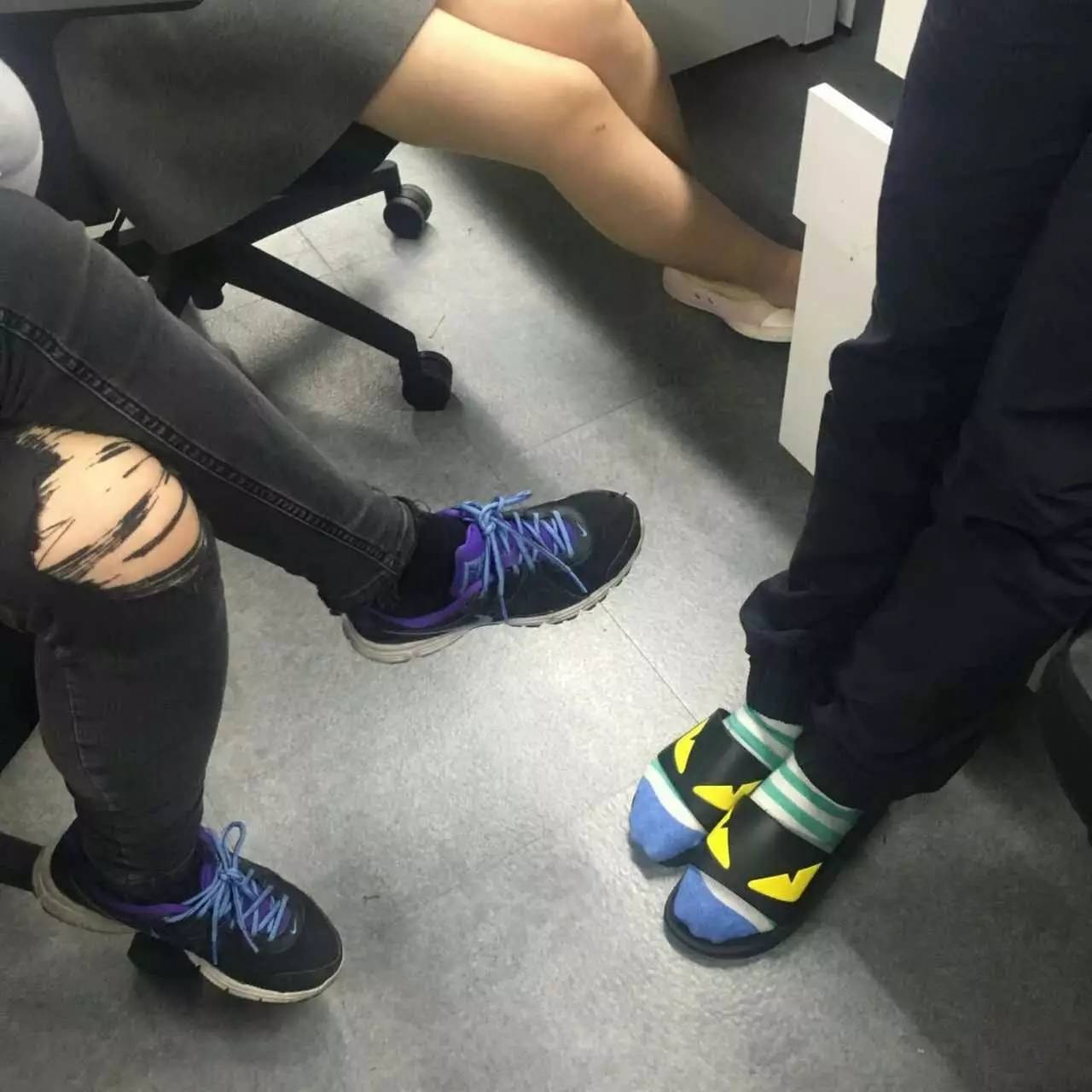 济南一年轻姑娘在办公室穿拖鞋上班引起争议，办公室里能穿拖鞋吗 - 知乎