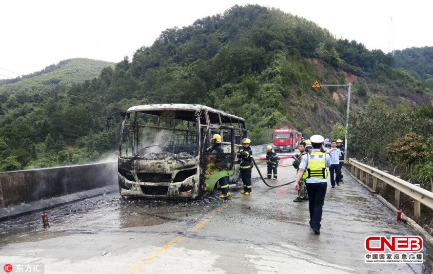 16时30分许行驶至平桂区公会镇路段的省道327线32公里 300米处时车辆