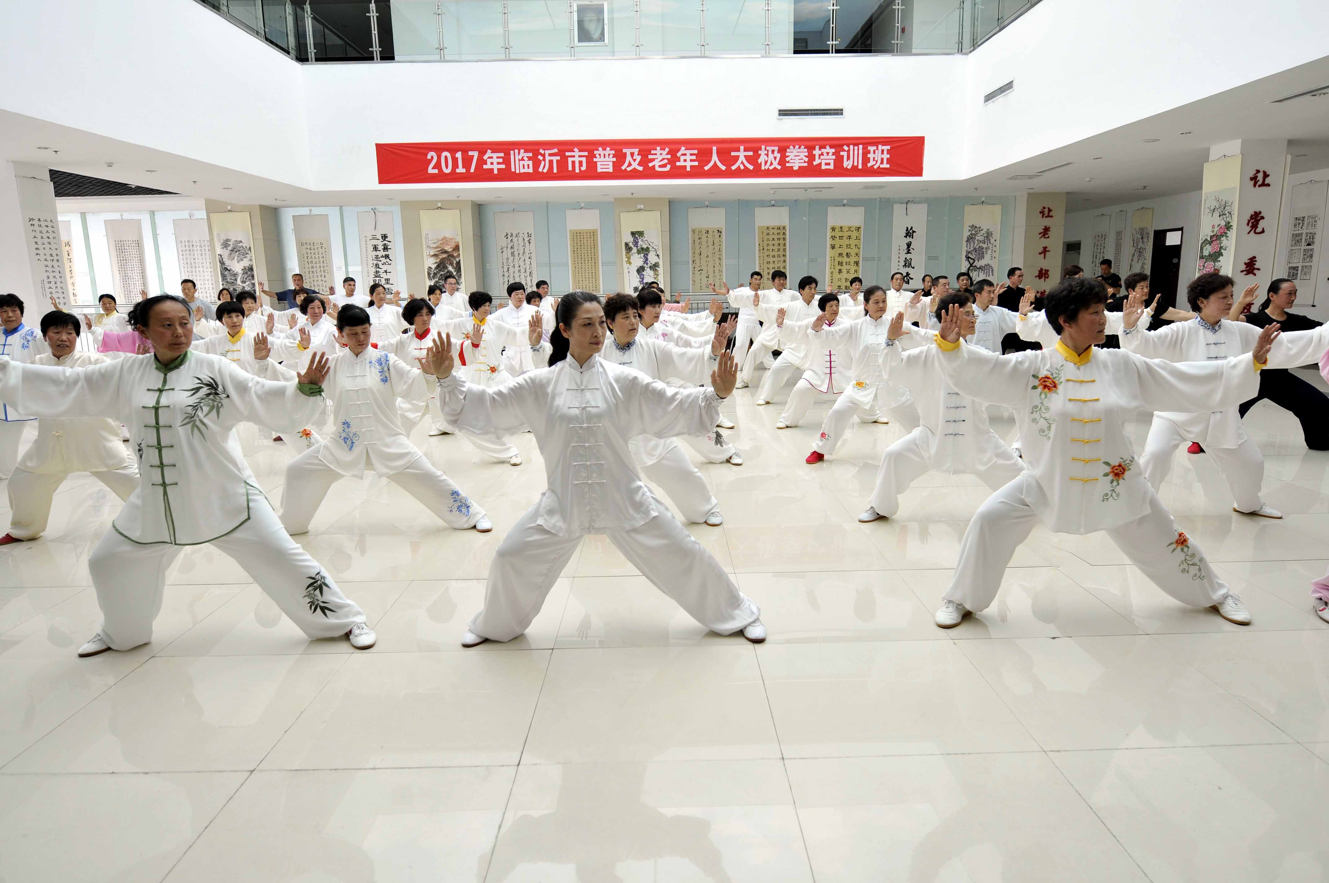 5月24日,老年学员在山东省临沂市郯城县文体中心学习太极拳.