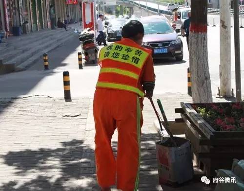 环卫工人口号_环卫工着标语马甲 老式文明宣传标语市民难接受(3)