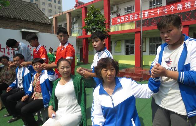 杞县特殊教育学校举行 庆第二十七个全国助残日暨特校义卖活动