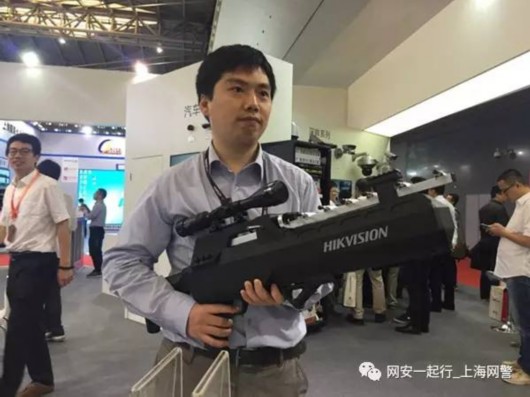 无人机干扰器亮相上海安博会形似狙击枪可使无人机迫降(组图)