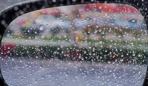 【华众61车天下】下雨天后视镜和车窗看不清 六招实用方法轻松告别