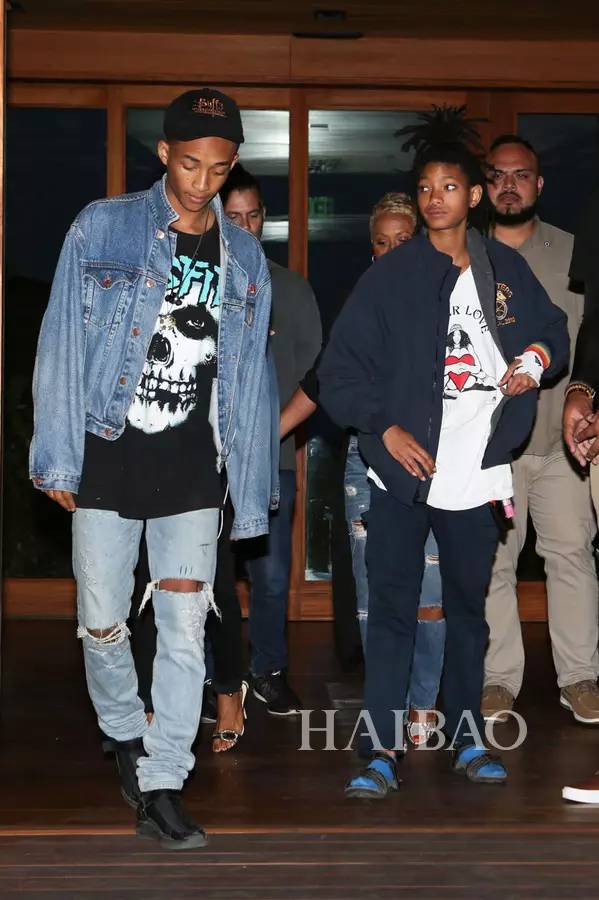 5月14日贾登·史密斯 (jaden smith) 身穿牛仔外套和家人外出