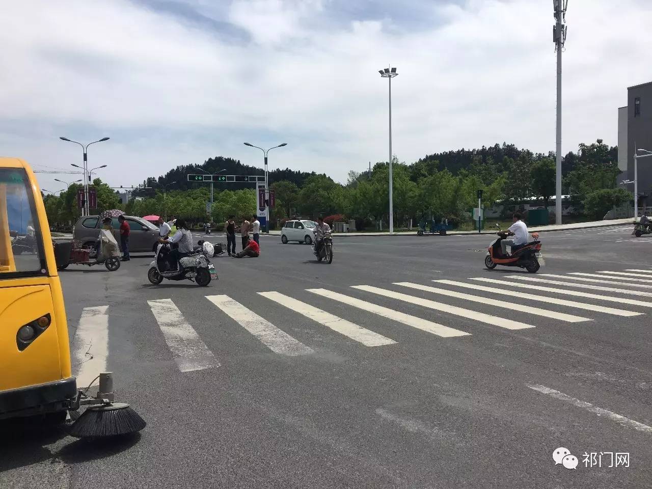 祁门此路段再现车祸!一电瓶车撞上汽车,老人痛苦倒地不起!