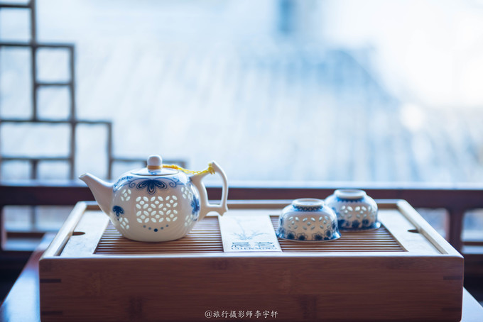 房间的窗户边有一个小茶桌,在这里可以一般喝茶晒太阳一边欣赏窗外的