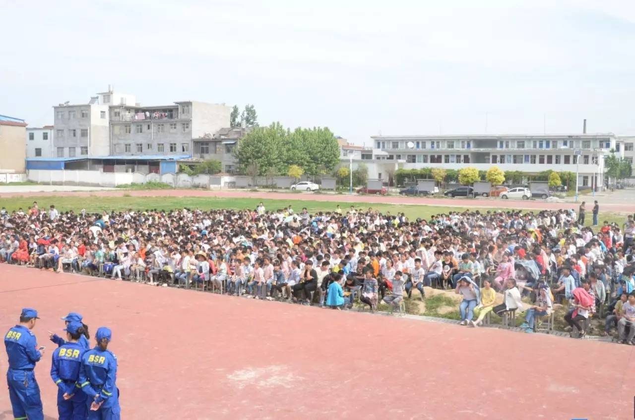 今天涡阳这个中学举办了一个高大上的活动所有涡阳的师生家长都应该