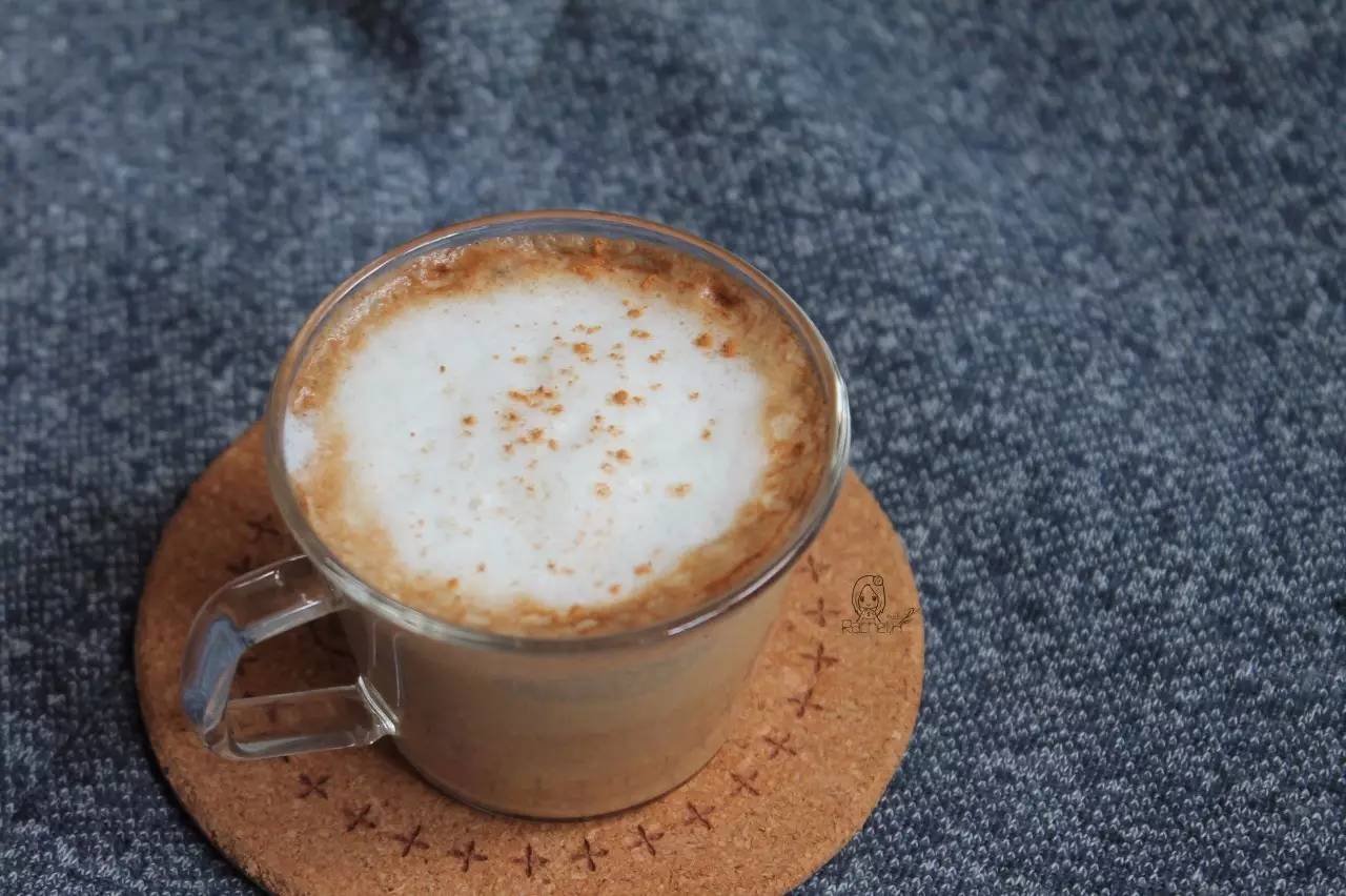 混合奶泡和咖啡,一杯 cappuccino 就做好啦!