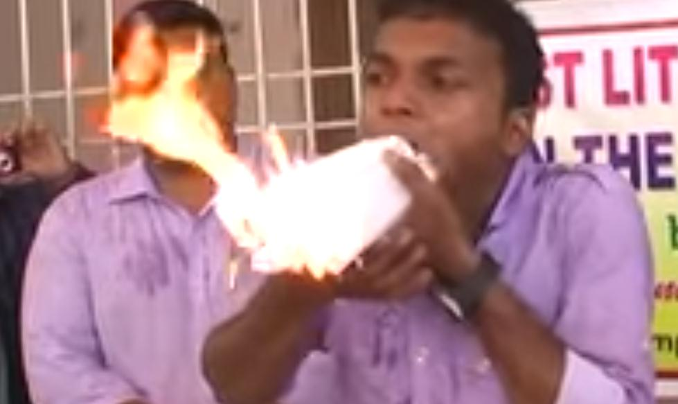 印度大嘴男口爆21根蜡烛火焰挑战吉尼斯世界纪录