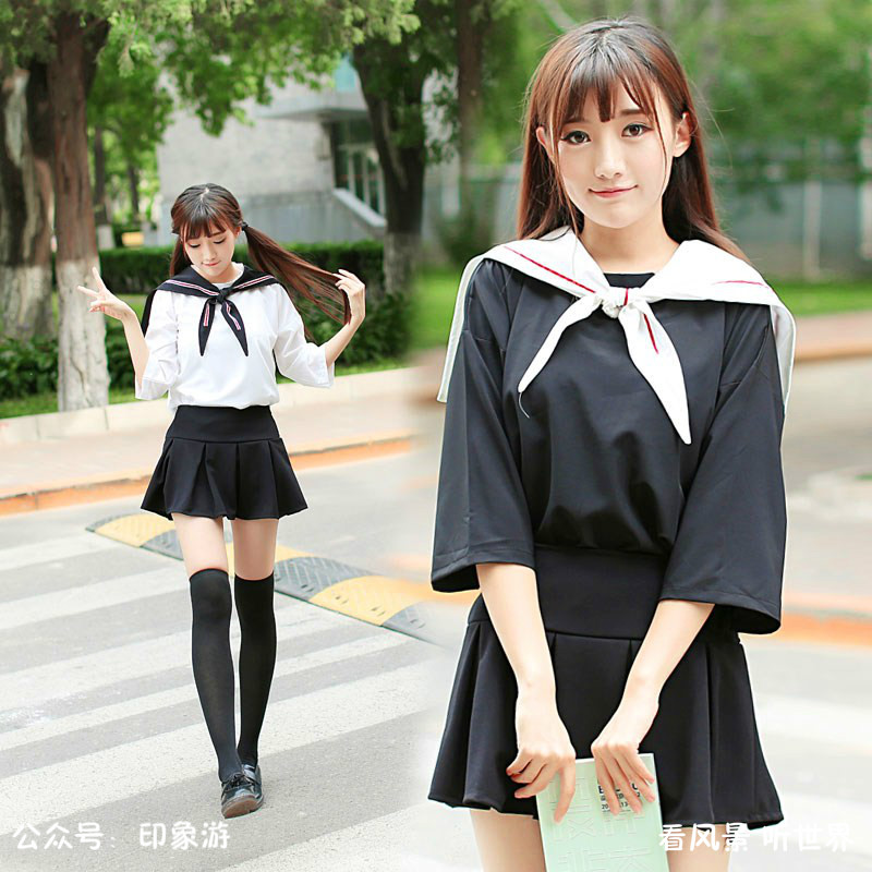 阿布扎比的校服很传统,还有点中国上个世纪的背带裙风格,很有特色.