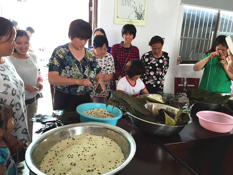 苏州浒墅关镇九图村举办巧手包粽子比赛