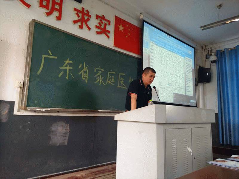 广东省家庭医生协会常务副会长吴育雄在宣讲会上对协会产品作介绍