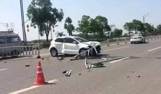 建湖一天发生两起车祸,伤者鲜血直流,生命垂危