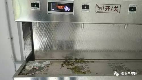 揭阳某校饮水机上现垃圾学生吐糟卫生问题