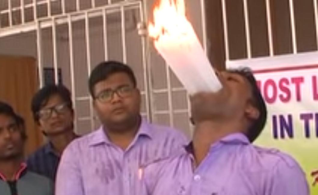 印度大嘴男口爆21根蜡烛火焰挑战吉尼斯世界纪录