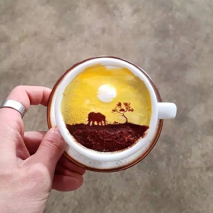 国外一位咖啡师在咖啡上的作画，美到完全不忍心喝！???.????