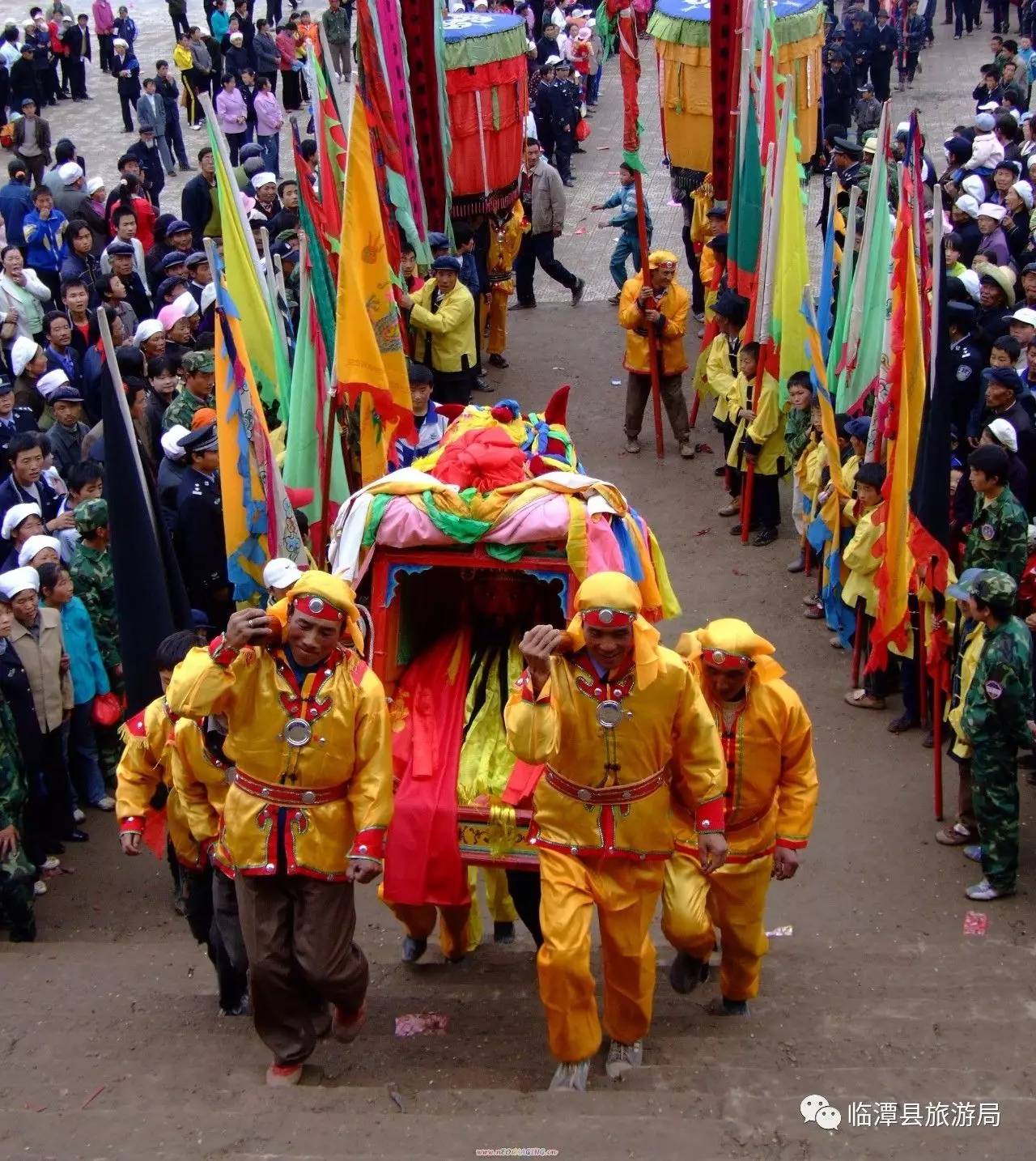 第一天"跑佛爷"当地民间神佛不分,界限模糊),十八位龙神陆续会合于新