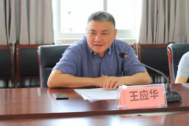 接着,市人民政府副市长王应华同志一一为13名正高级教师颁发专业技术
