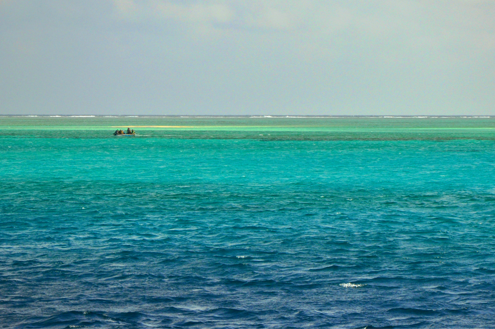 西沙群岛共有岛礁40多个,在南海四大群岛中,西沙群岛露出海面的陆地最