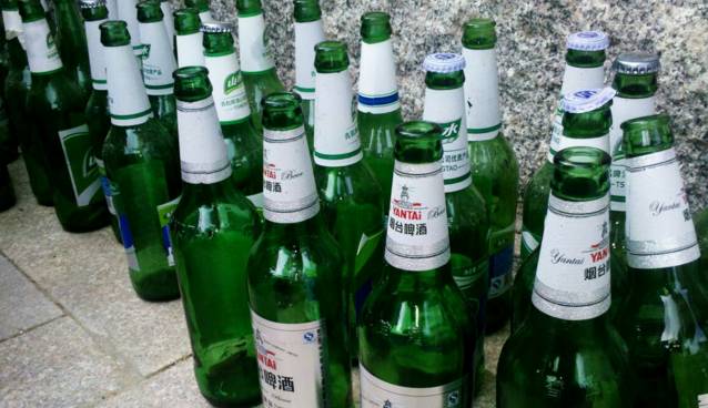 财经 正文  小时候 大人们喝完的啤酒瓶子是可以不用回收的 自己收