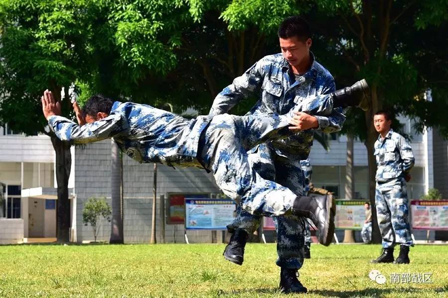 图为擒拿格斗精彩抱摔瞬间(刘德安/摄)