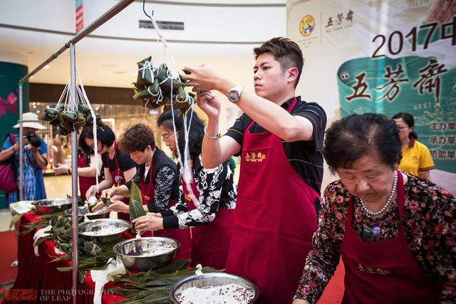 端午节“粽子之乡”浙江嘉兴，热闹的裹粽子大赛