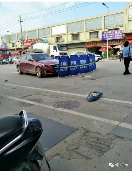 梧州仙凤山附近发生【车祸】一人【倒地不起】