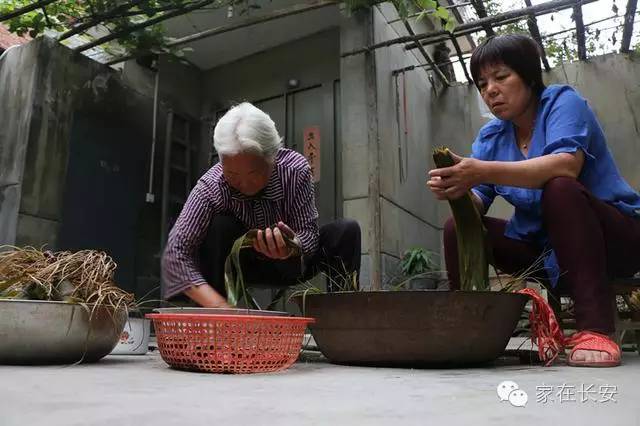 这才是长安农村老家端午节味道,80多岁老奶奶包粽子!