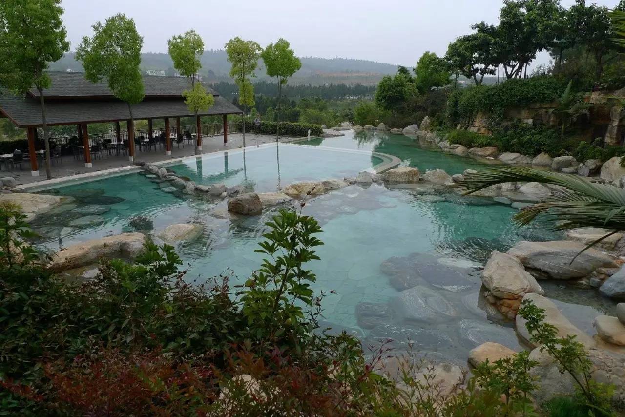"山中有景,景中有池"是湖泉半山温泉的一大特色,12个风格
