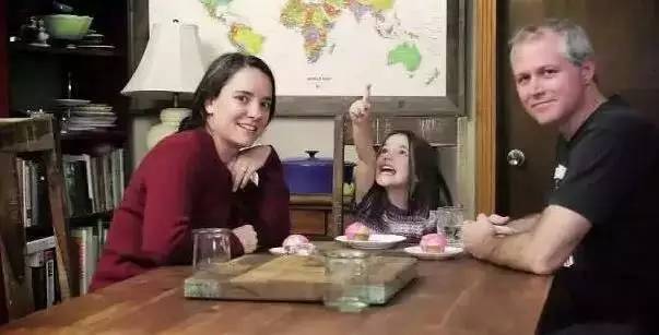 美国妈妈让5岁女儿4年内吃遍了全世界!没钱去环游世界的你，或许可以学学