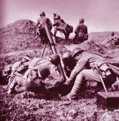 图为在苏北战场的日军迫击炮队.