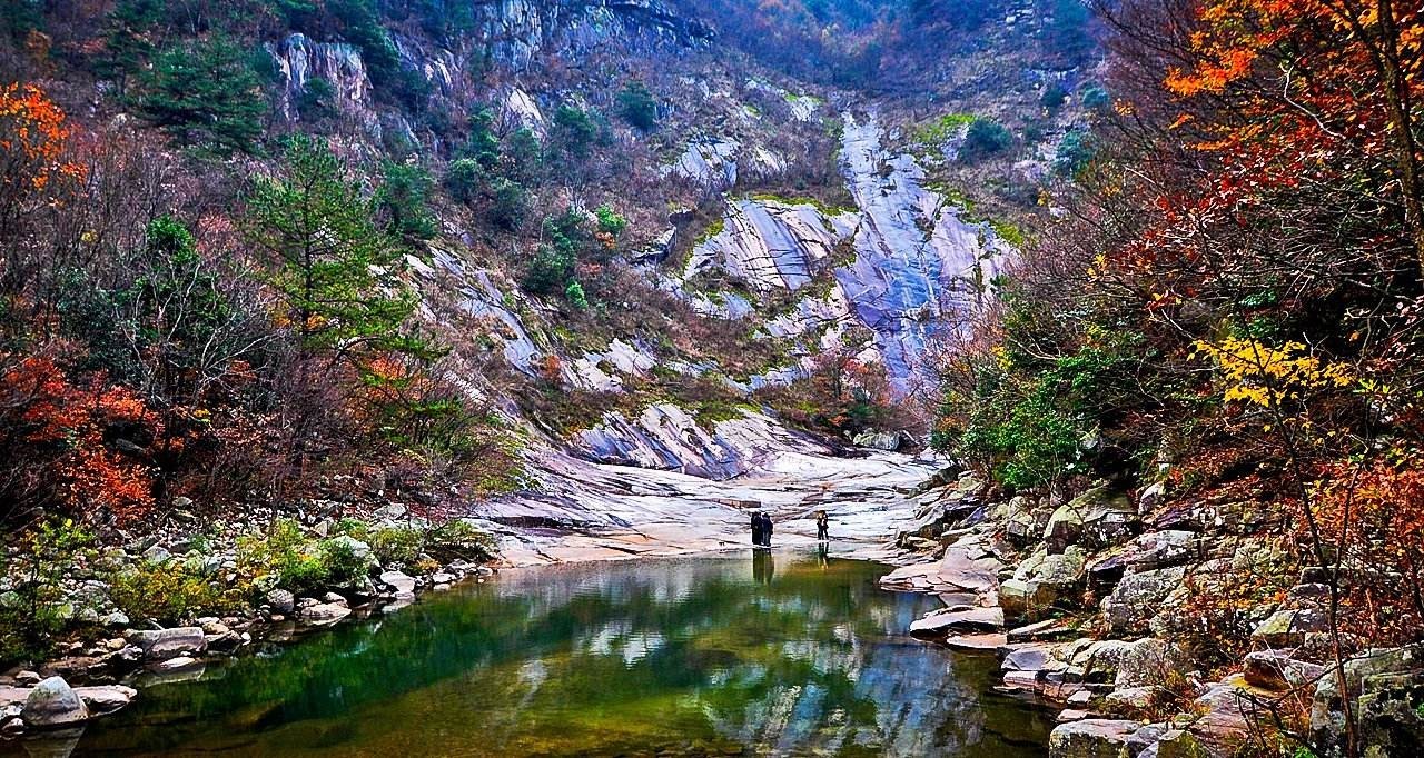 岳西还有个鹞落坪,在这 十里画廊的烟雨中,人间休闲穿越,溯溪梦幻仙境