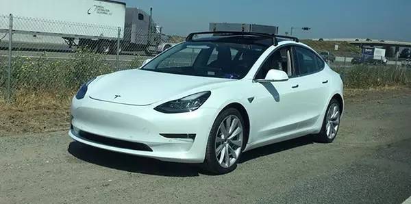 特斯拉model 3实车再次曝光,高配续航达550公里?