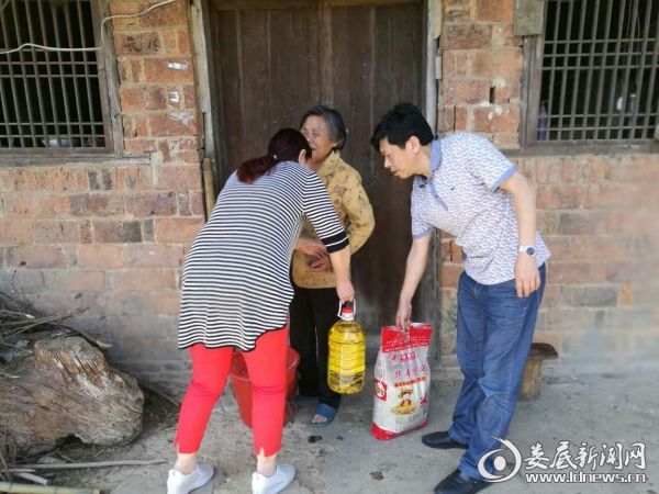 新化县油溪乡卫生院职工为贫困户送温暖献爱心
