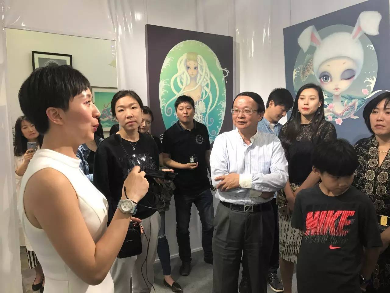 在此快闪店右侧举办的"魔幻现实"画展现场,艺术家陈虹竹向与会嘉宾们